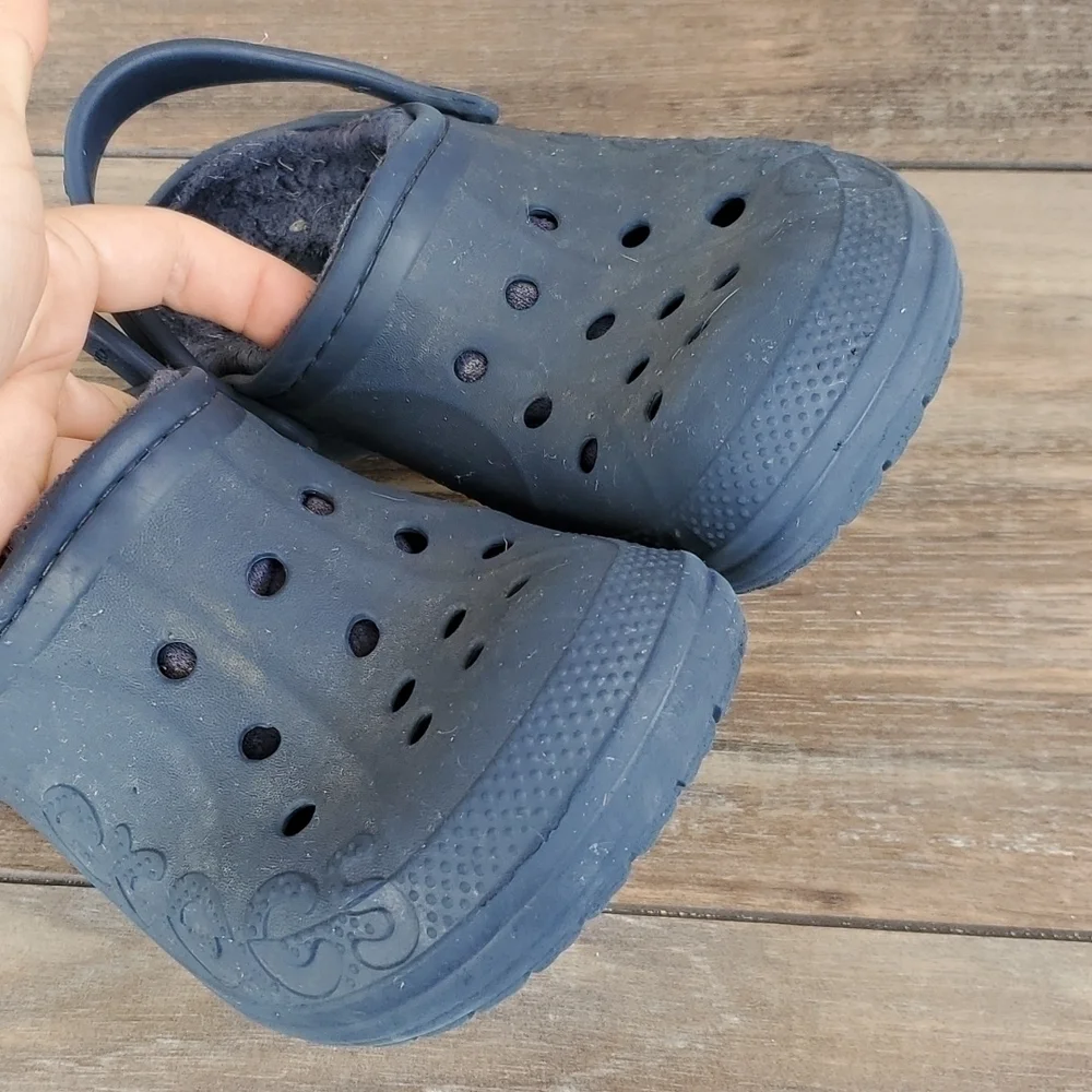 Crocs Junior boy insulated lined sandals flip flop shoes sz J2